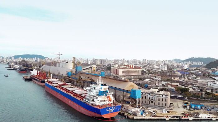 COFCO International carga el primer envío bajo su acuerdo de soja sostenible certificada de 1,5 millones de toneladas con Mengniu Group en la nueva terminal STS11 en Santos, Brasil.