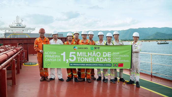 La tripulación se prepara para la partida en la nueva terminal STS11 de COFCO International en Santos, Brasil.